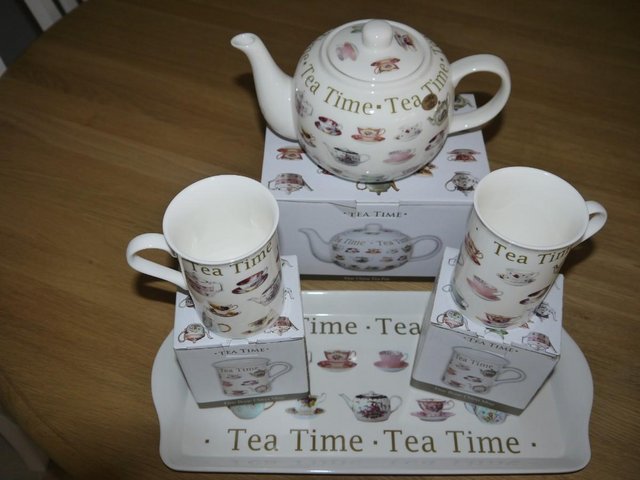 Image 3 of Leonardo Collection Fine China Teapot, 2 Mugs and Tray
