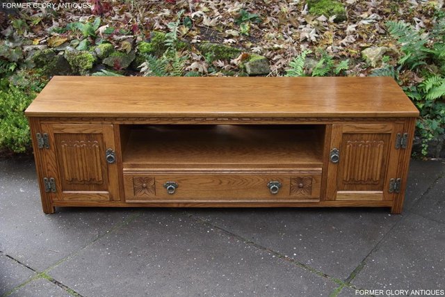 Preview of the first image of OLD CHARM VINTAGE OAK TV CABINET TABLE HI FI DVD CD CABINET.