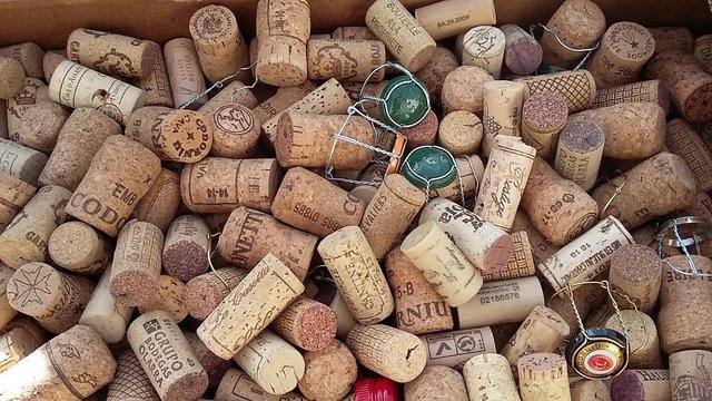 Image 3 of £10 per 100 - Mixed Size Natural & Recycled Corks