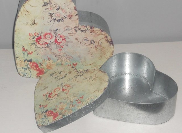 Image 6 of Pair Heart Shaped Floral Shabby Chic Storage Tins