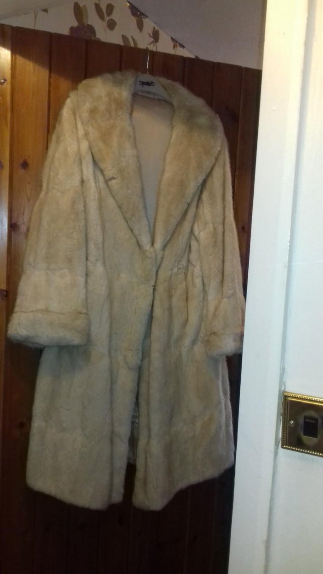 Preview of the first image of ladies..full length,,,cream,, ,fur coat,size16/18..