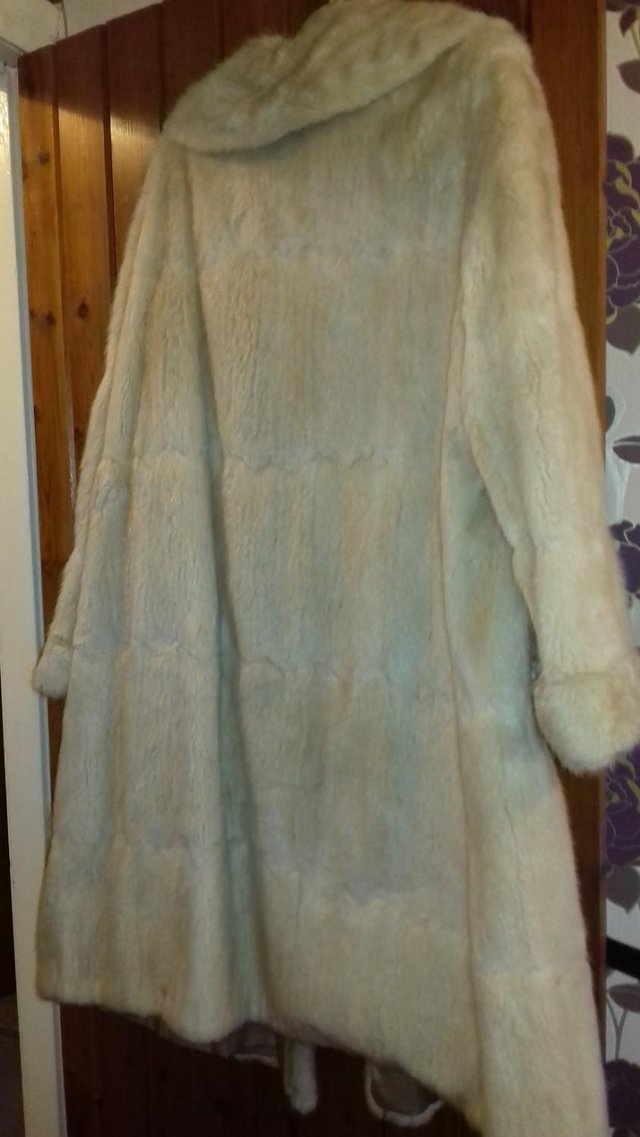 Image 2 of ladies..full length,,,cream,, ,fur coat,size16/18.