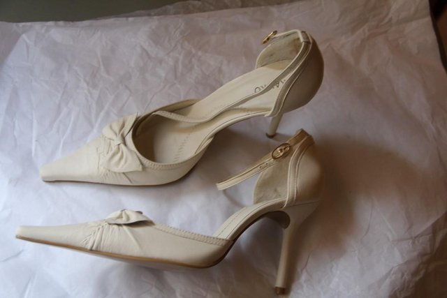 Image 2 of Kaliko-Cream Leather Bow Detail Shoes Size 5/38