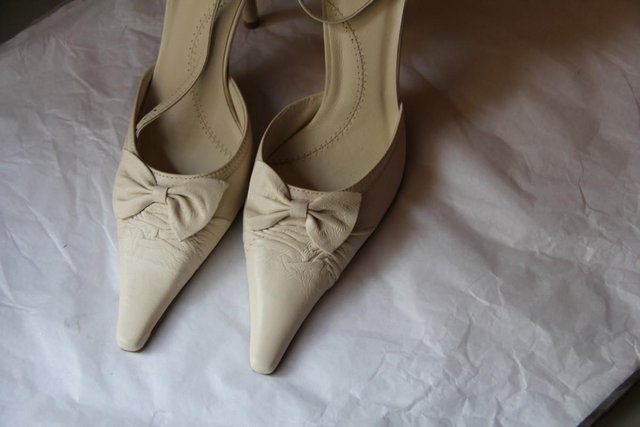Image 3 of Kaliko-Cream Leather Bow Detail Shoes Size 5/38