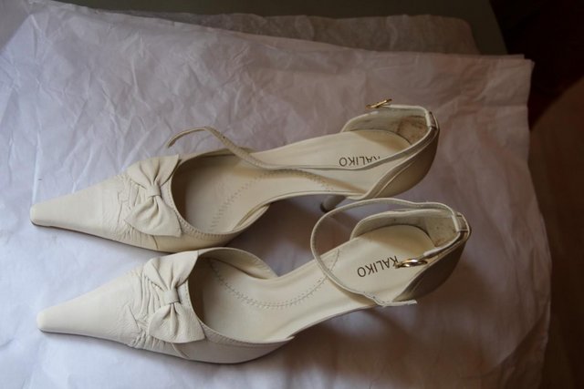 Image 5 of Kaliko-Cream Leather Bow Detail Shoes Size 5/38
