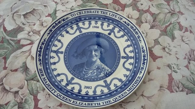 Image 2 of Wedgwood Commemorative Plate - Elizabeth the Queen Mother