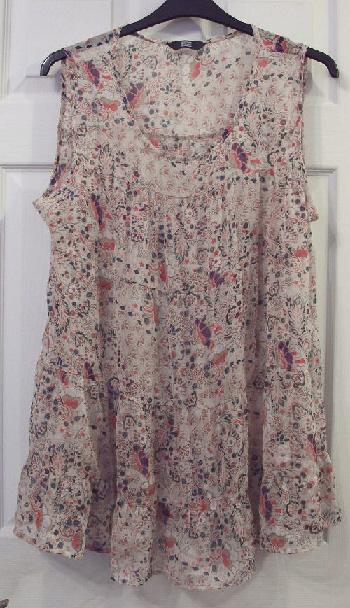 Preview of the first image of Gorgeous ladies flowered smock top by f&f - sz 22  B24.