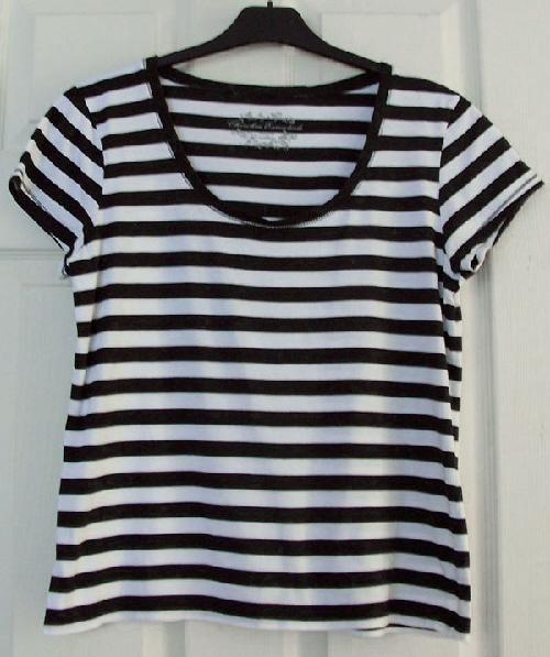 Preview of the first image of GORGEOUS LADIES BLACK & WHITE STRIPE T SHIRT SZ 16 B13.