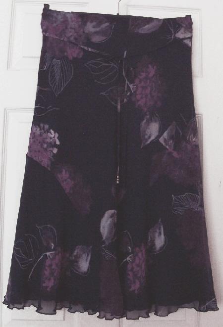 Preview of the first image of PRETTY LADIES FLOWERED SKIRT BY M&S - SZ 14  B20.