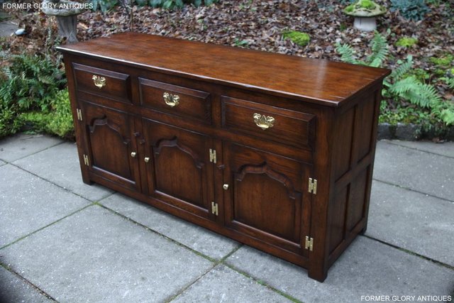 Image 16 of A TITCHMARSH AND GOODWIN STYLE OAK SIDEBOARD DRESSER BASE