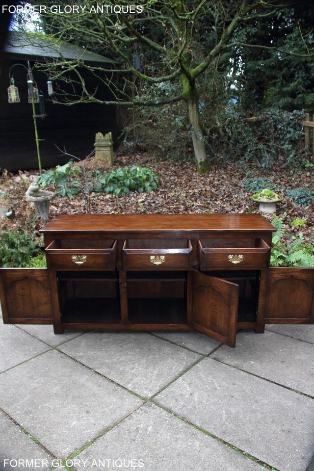 Image 24 of A TITCHMARSH AND GOODWIN STYLE OAK SIDEBOARD DRESSER BASE