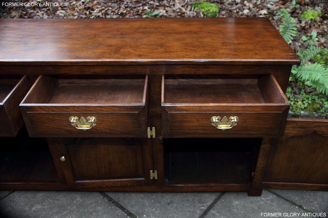 Image 29 of A TITCHMARSH AND GOODWIN STYLE OAK SIDEBOARD DRESSER BASE