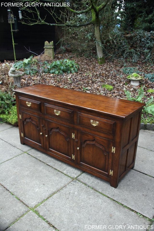 Image 30 of A TITCHMARSH AND GOODWIN STYLE OAK SIDEBOARD DRESSER BASE