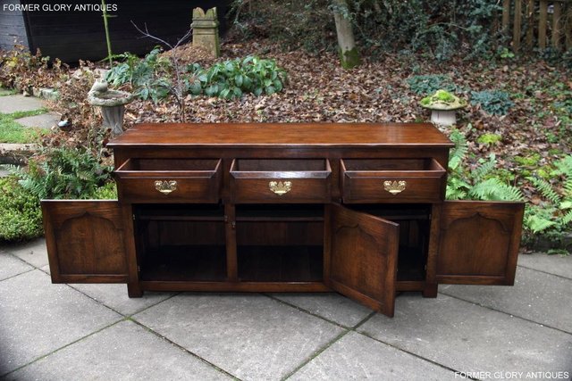 Image 38 of A TITCHMARSH AND GOODWIN STYLE OAK SIDEBOARD DRESSER BASE