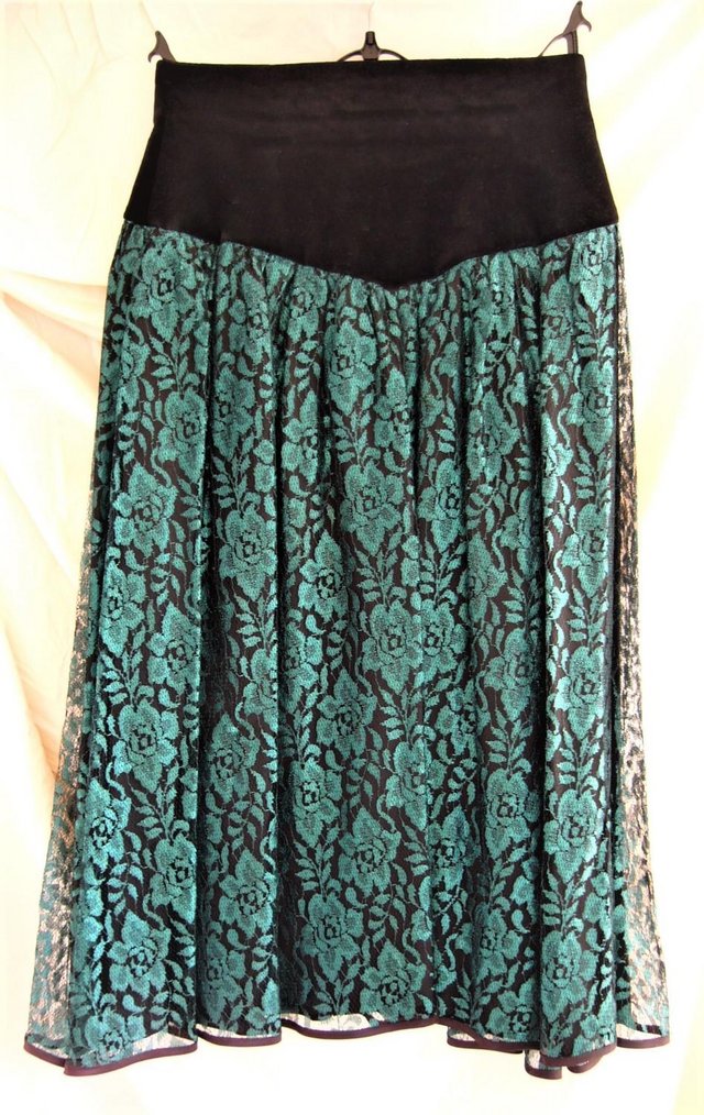Preview of the first image of Skirt ‘Next’, velvet black and green lace.