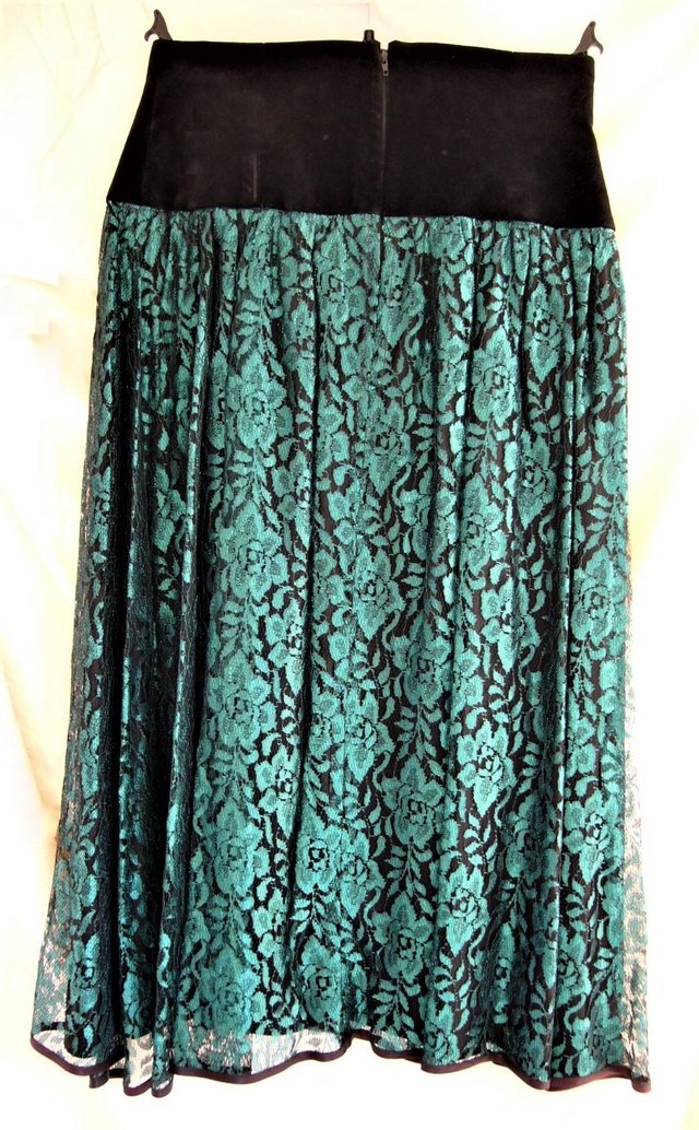 Image 2 of Skirt ‘Next’, velvet black and green lace