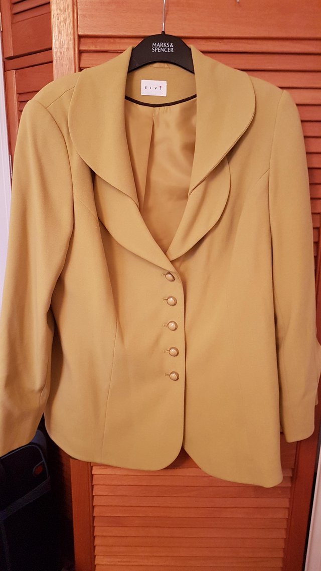 Preview of the first image of LADIES JACKET SIZE 18.