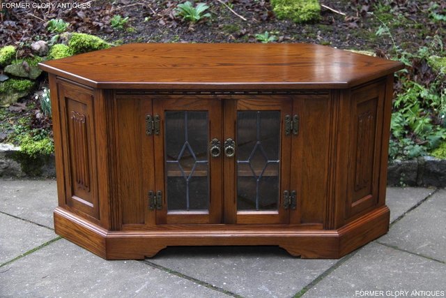 Preview of the first image of OLD CHARM LIGHT OAK CORNER TV STAND TABLE HI FI DVD CABINET.