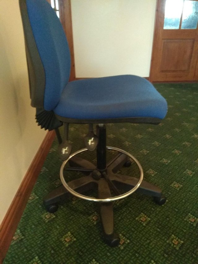 Preview of the first image of swivel chair.