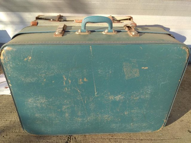 Preview of the first image of old suitcase.