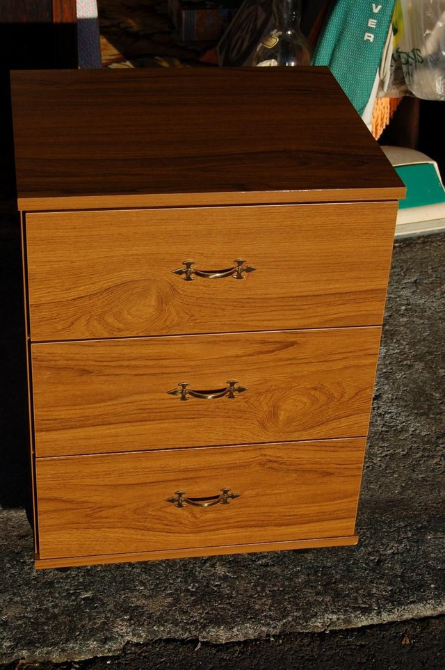 Preview of the first image of 3 drawers bedside table.