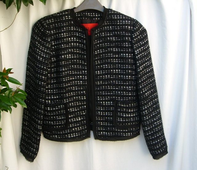 Image 7 of CAROLINA HERRERA Silk Edged Jacket Top–Size 8 (2)