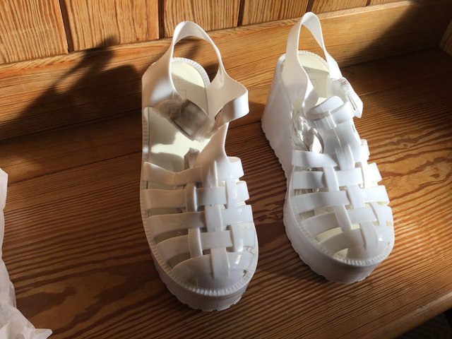 Image 2 of BNIB TRUFFLE COLLECTION WHITE WEDGE HEEL SHOES SZ 6