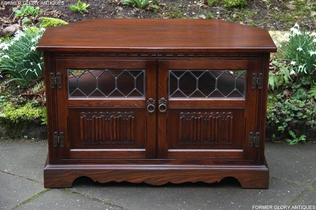 Preview of the first image of OLD CHARM TUDOR OAK CORNER TV STAND TABLE DVD HI FI CABINET.