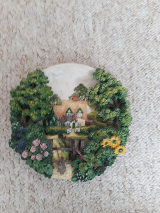 Preview of the first image of Lilliput lane.