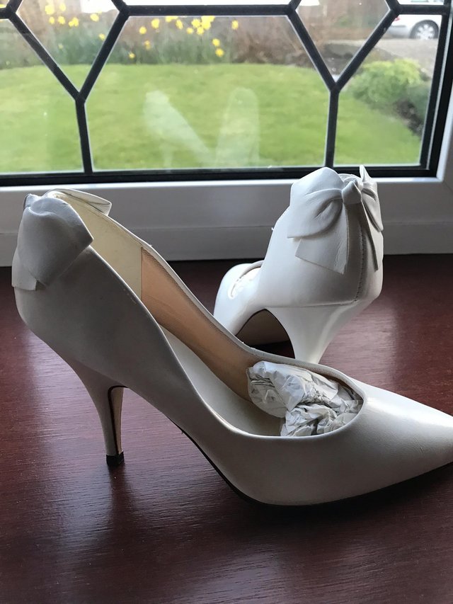 Preview of the first image of Viva White Stilettos - size 4.5.