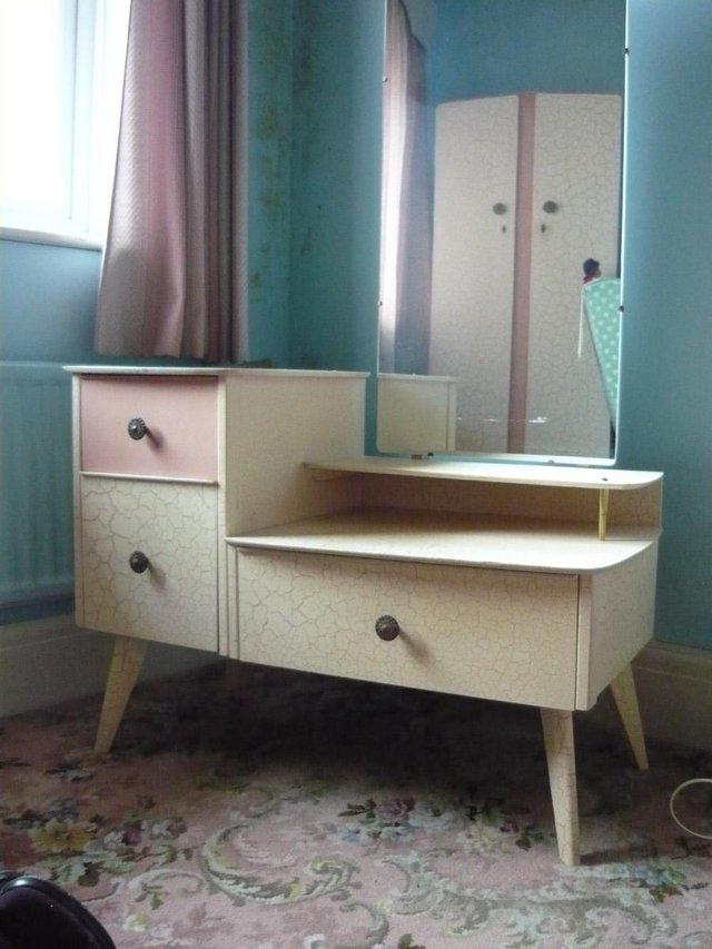 Image 3 of Vintage Bedroom Suite .....
