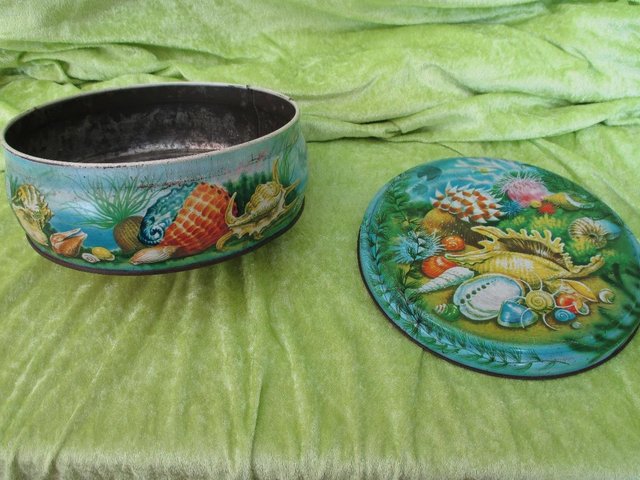 Preview of the first image of Vintage Circular Tin - South Pacific design.