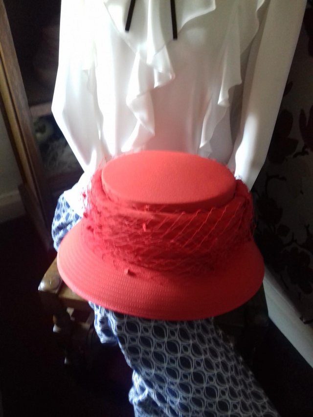 Preview of the first image of ladies-hat.