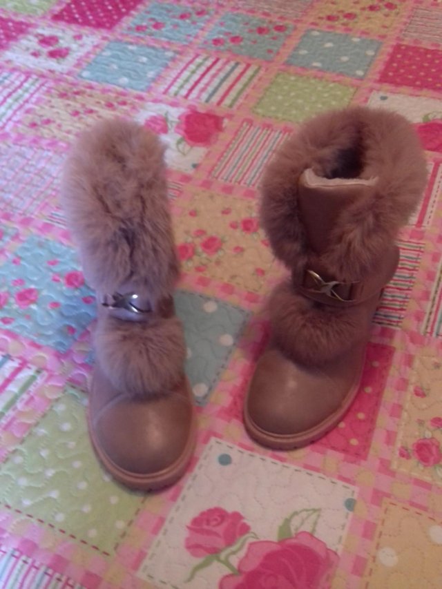 Preview of the first image of ladies..pink....fur......boots.