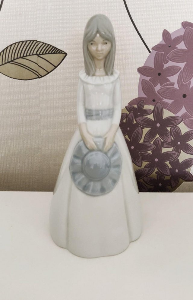 Preview of the first image of Vintage Porcelanas Miquel Requena - Girl Holding Hat.