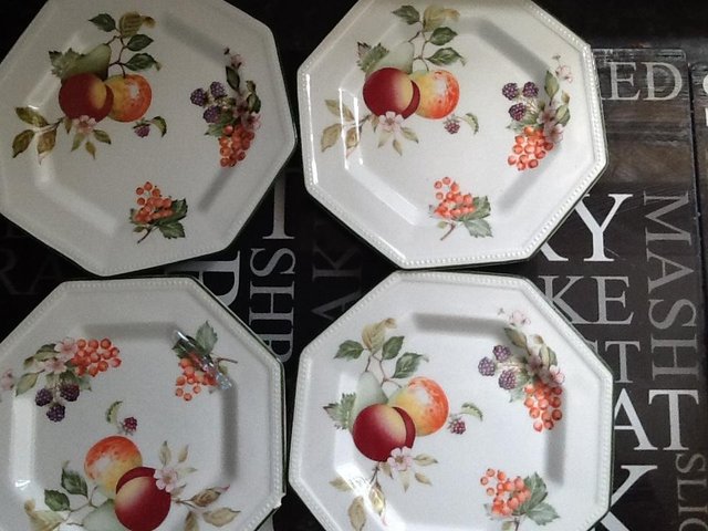 Image 2 of 4 dinnerplates 4 dishes 4 side plates