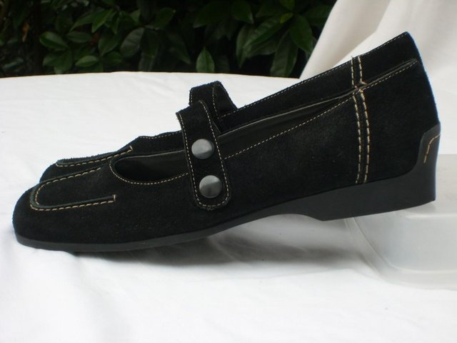 Preview of the first image of AEROSOLES Black Suede Flat Shoes – Size 7/40.