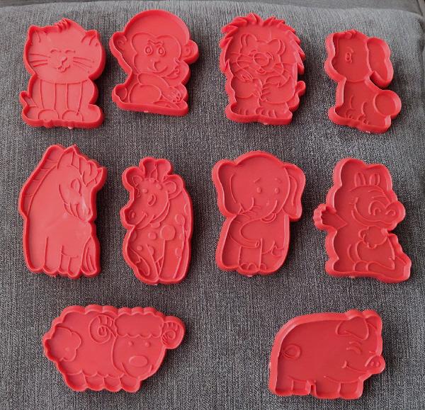 Image 2 of 10 Vintage Red Plastic Animal Cookie Cutter Set by Kleeneze
