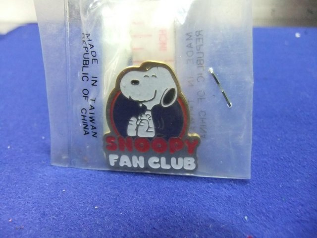 Preview of the first image of Snoopy badge snoopy fan club in original packet peanuts unus.