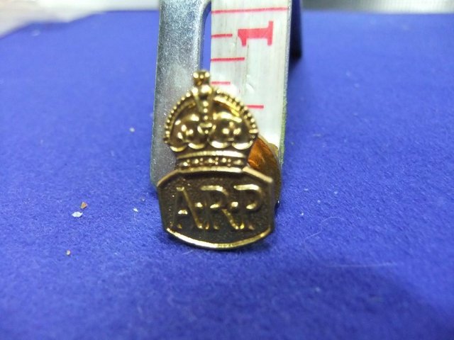 Image 2 of ww2 badge ARP brass air raid precautions kings crown home fr