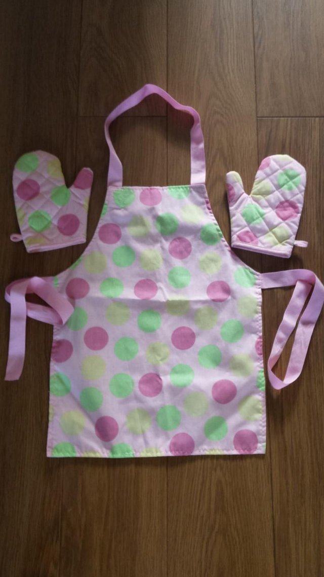 Preview of the first image of Early Learning Centre Apron & Glove Set.