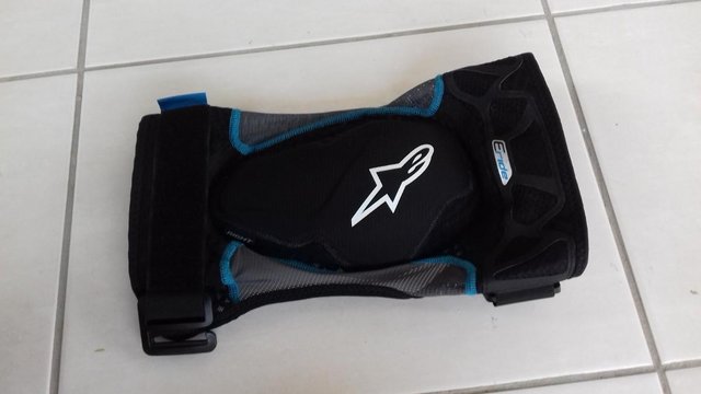 Preview of the first image of NEW  Mountain Bike Alpinestars E-Ride Knee Pads  Womens S/M.