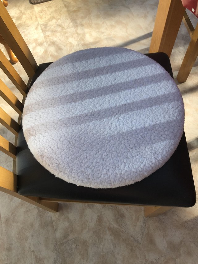 Preview of the first image of Revolving cushion.