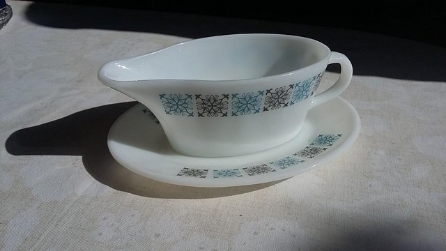 Preview of the first image of Vintage 1960s Pyrex JAJ Chelsea 665 Gravy Boat & Underplate.
