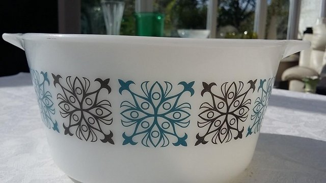 Preview of the first image of 1960s Vintage Retro JAJ Pyrex Chelsea Round Casserole Bowl.