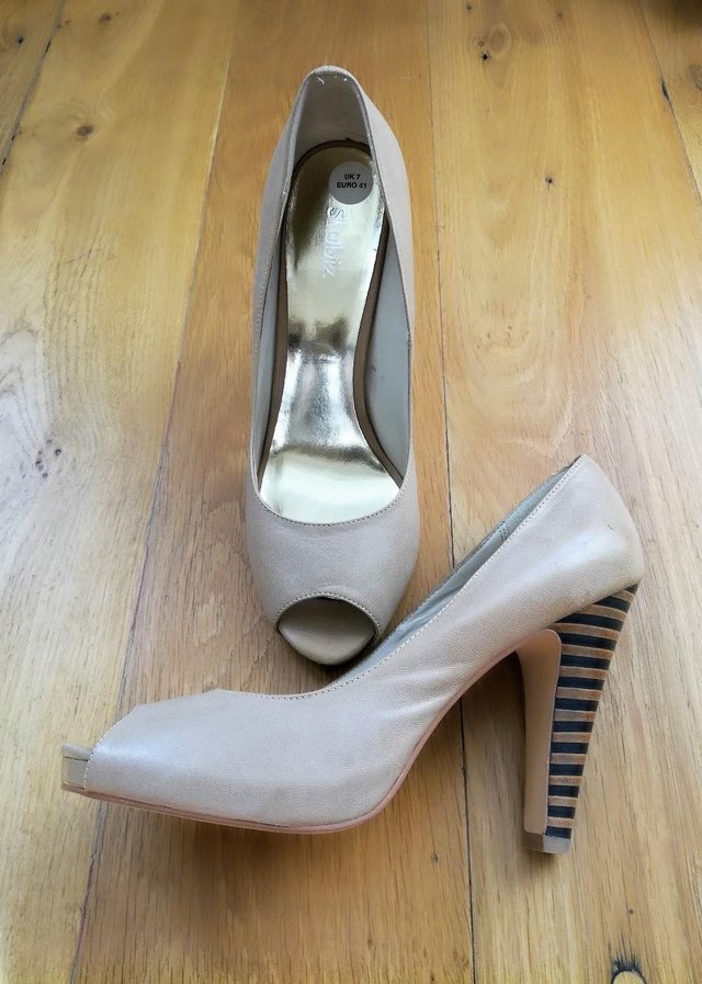 Preview of the first image of SHUBIZ SHOES LEATHER PLATFORM HEELS COURT Beige Wood Stripe.