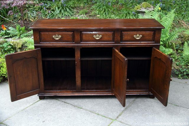 Image 4 of A TITCHMARSH AND GOODWIN OAK SIDEBOARD DRESSER BASE CABINET