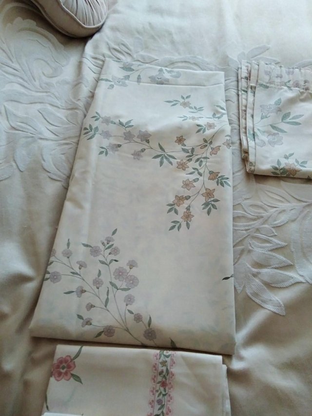 Preview of the first image of king size duvet set.