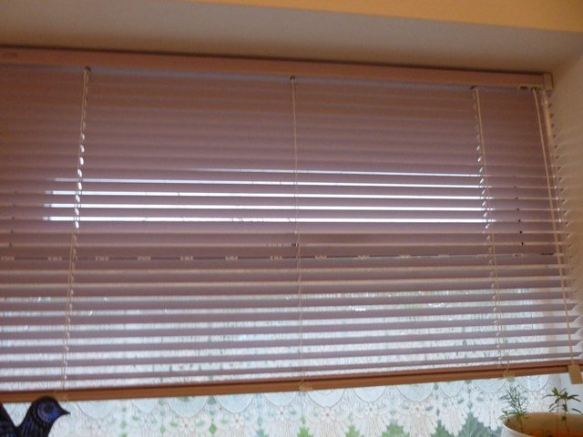 Preview of the first image of VENETIAN BLIND LILAC/PINK  - good as new.