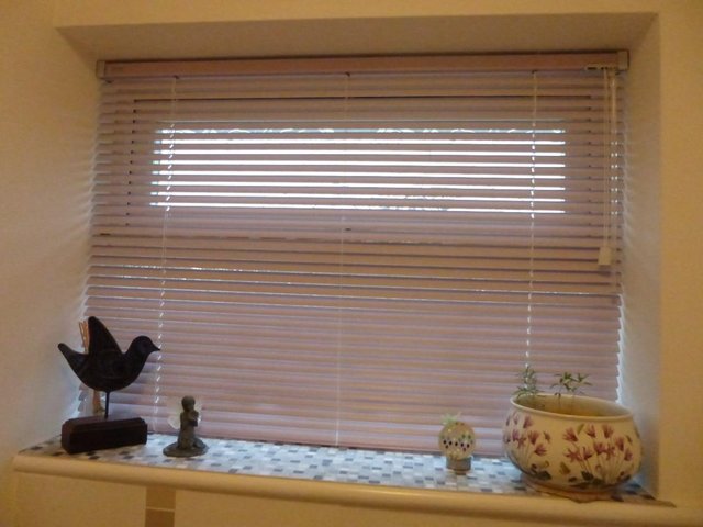 Image 3 of VENETIAN BLIND LILAC/PINK  - good as new